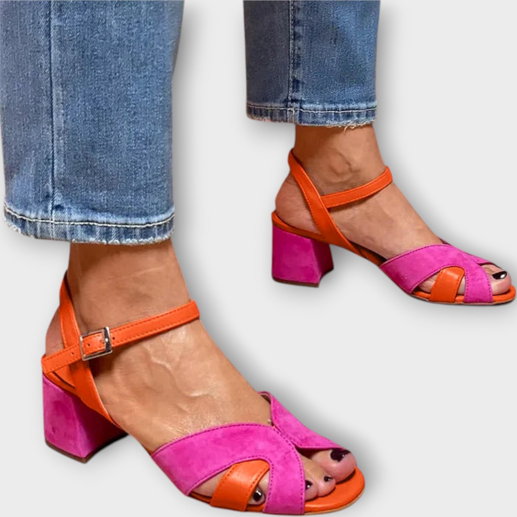 Block-coloured sandals with a comfortable heel