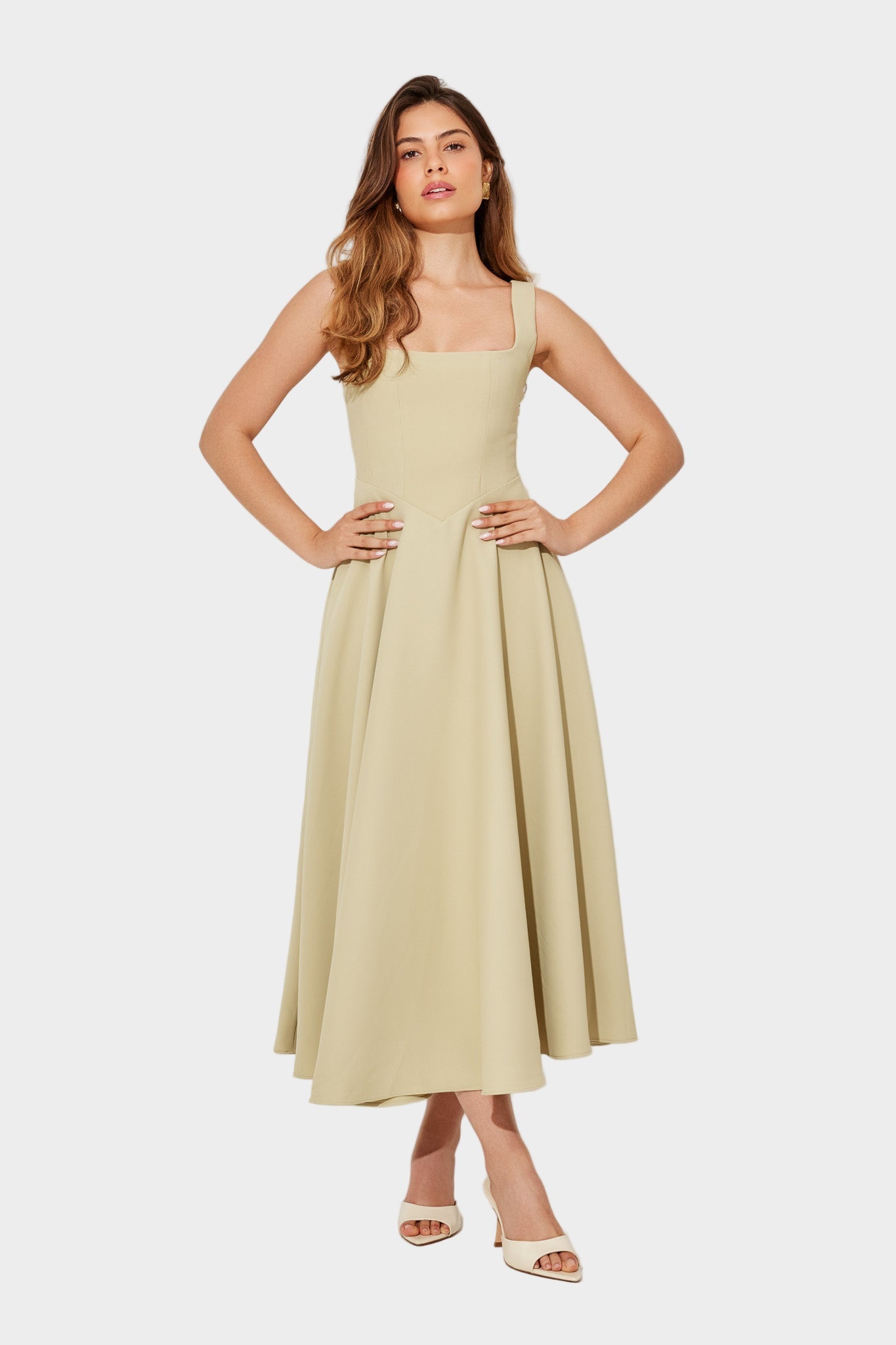 Timeless Airy Midi Dress with Elegant Line and Natural Movement
