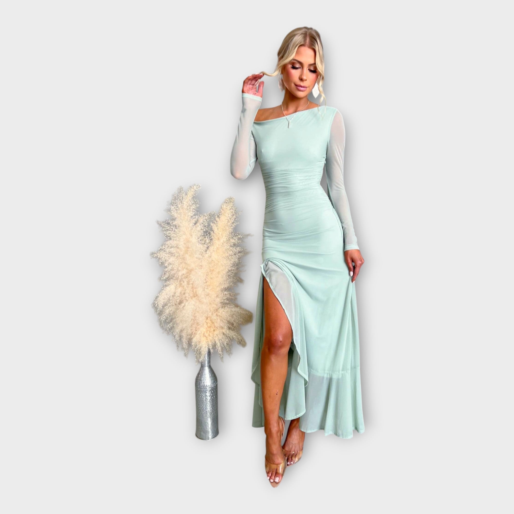 Impressive Dress with Elegant Line